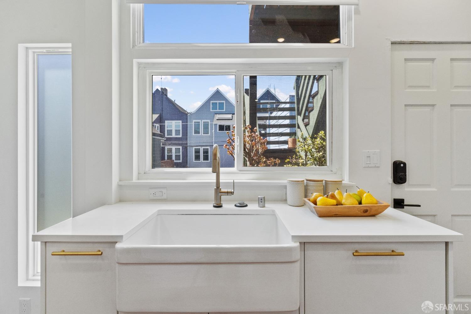 Detail Gallery Image 17 of 49 For 1156 Treat Ave #B,  San Francisco,  CA 94110 - 3 Beds | 1/1 Baths