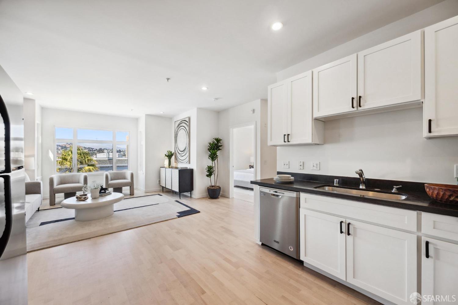 Detail Gallery Image 23 of 44 For 4343 3rd St #403,  San Francisco,  CA 94124 - 3 Beds | 2 Baths