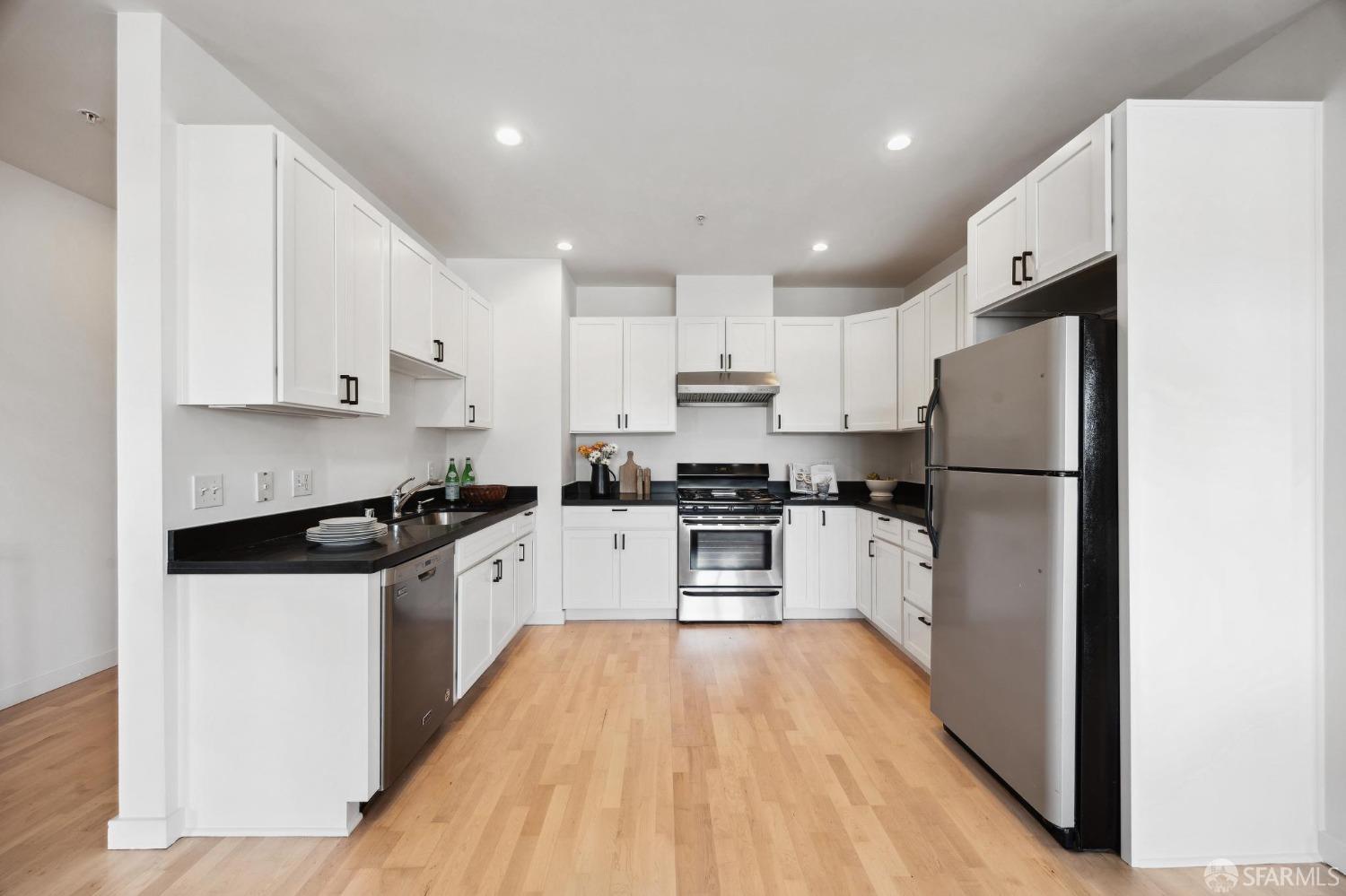 Detail Gallery Image 21 of 44 For 4343 3rd St #403,  San Francisco,  CA 94124 - 3 Beds | 2 Baths