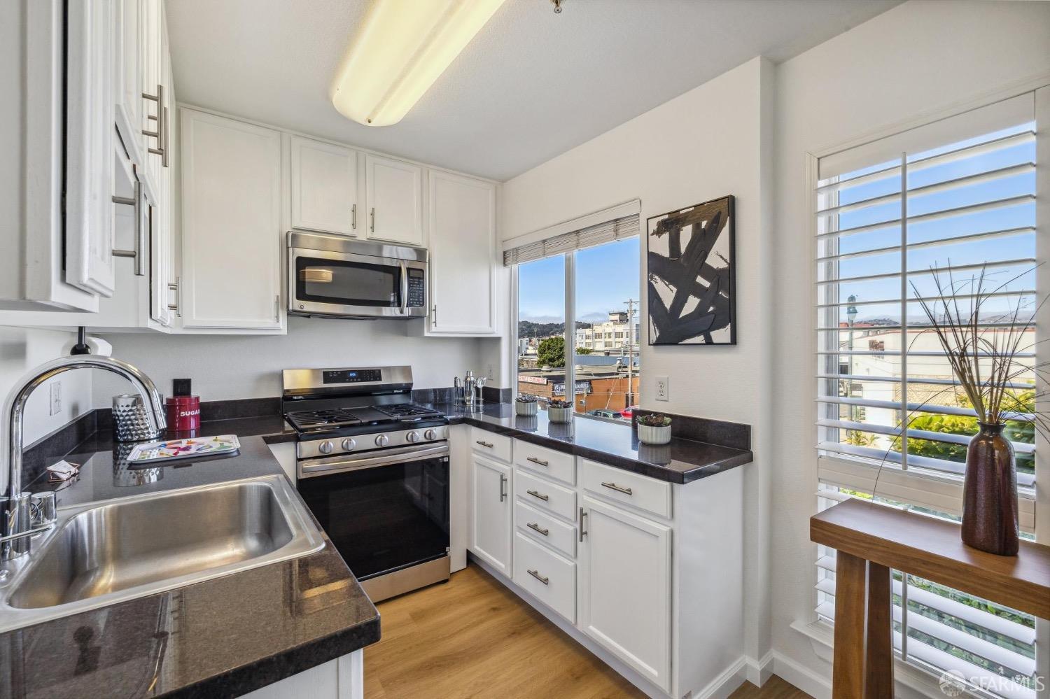 Detail Gallery Image 8 of 22 For 1688 Wallace Ave #302,  San Francisco,  CA 94124 - 2 Beds | 2 Baths