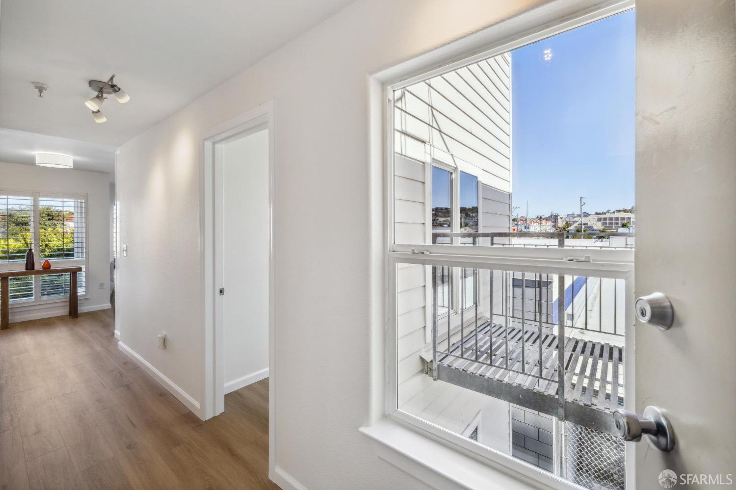 Detail Gallery Image 9 of 22 For 1688 Wallace Ave #302,  San Francisco,  CA 94124 - 2 Beds | 2 Baths