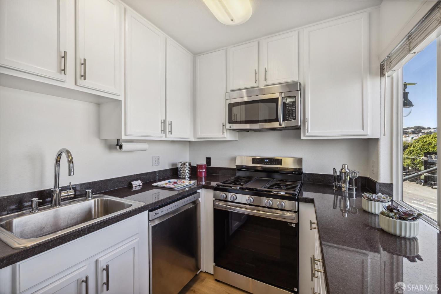 Detail Gallery Image 5 of 22 For 1688 Wallace Ave #302,  San Francisco,  CA 94124 - 2 Beds | 2 Baths