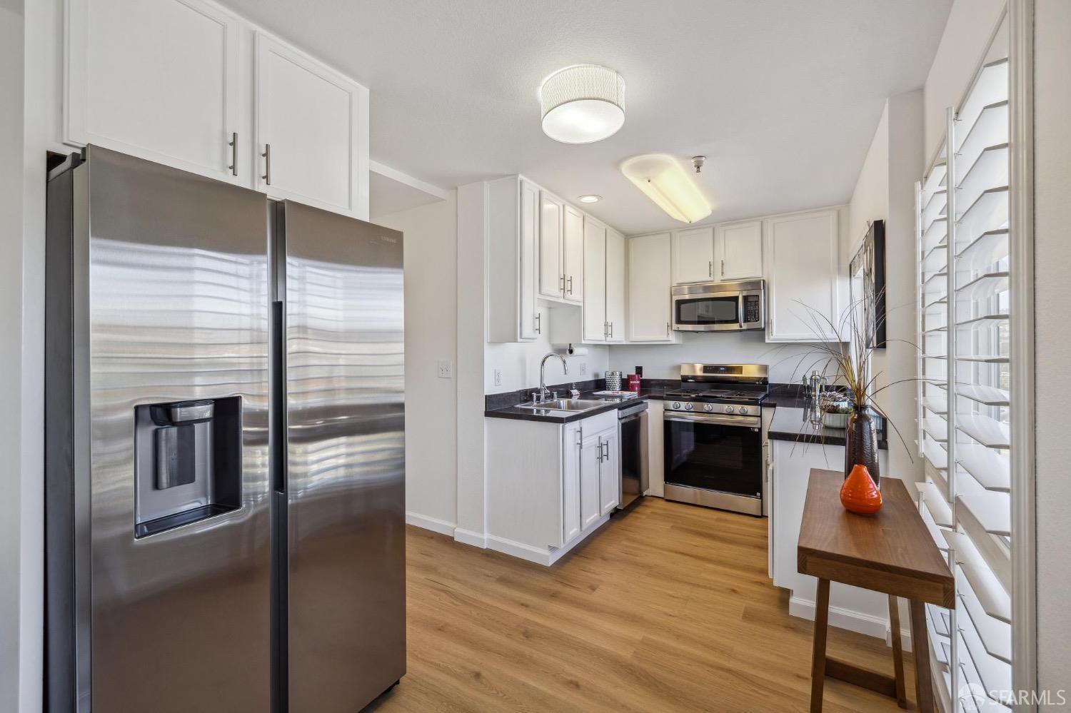 Detail Gallery Image 7 of 22 For 1688 Wallace Ave #302,  San Francisco,  CA 94124 - 2 Beds | 2 Baths