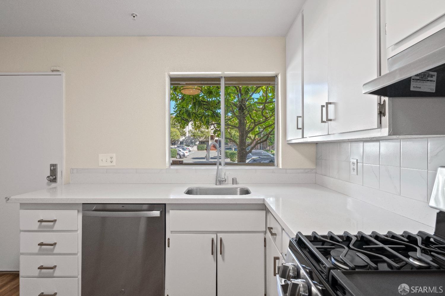 Detail Gallery Image 9 of 41 For 1862 Ellis St #B,  San Francisco,  CA 94115 - 2 Beds | 1 Baths