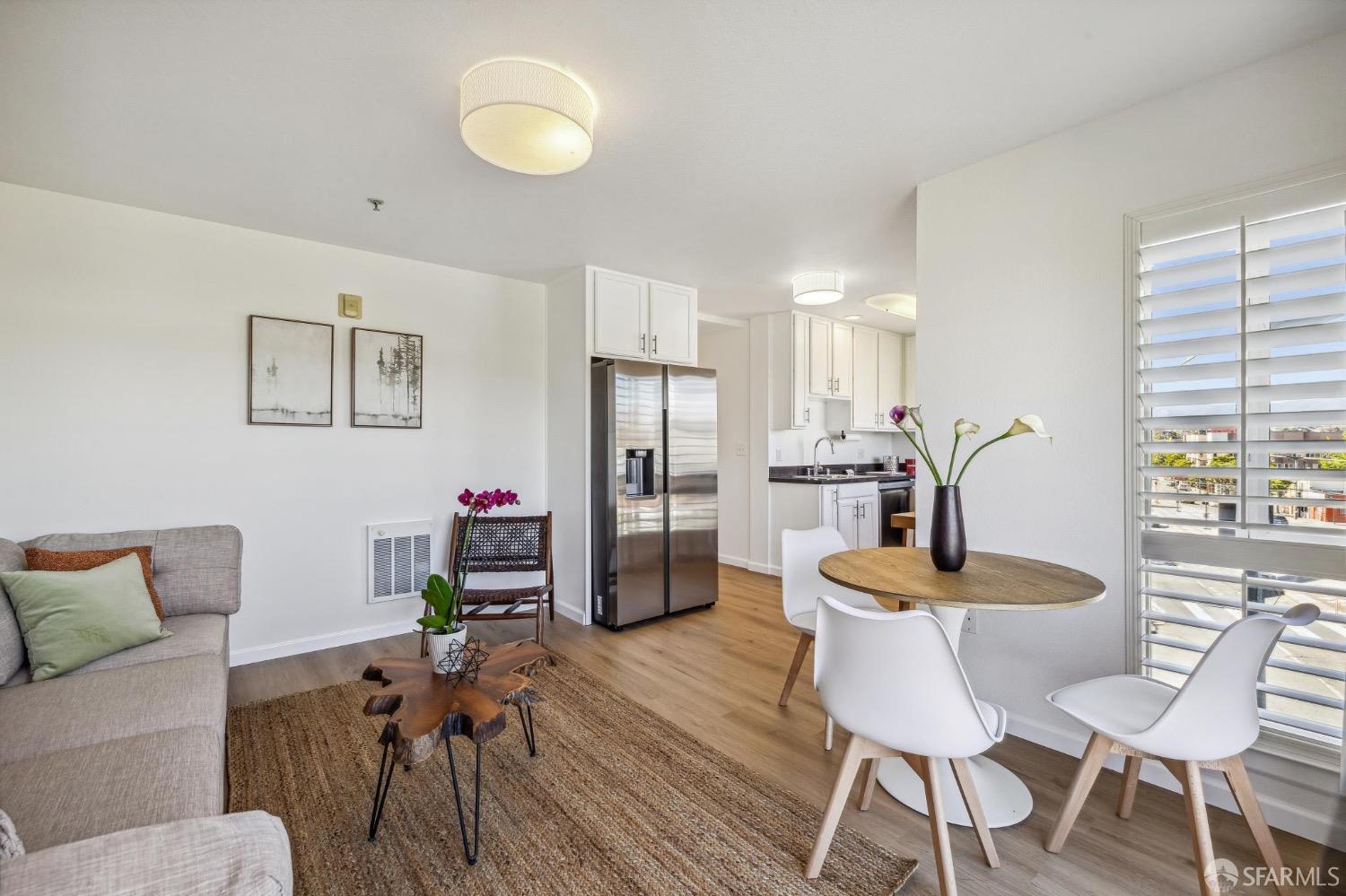 Detail Gallery Image 3 of 22 For 1688 Wallace Ave #302,  San Francisco,  CA 94124 - 2 Beds | 2 Baths