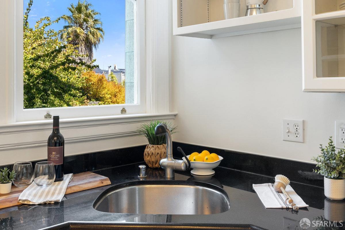 Detail Gallery Image 4 of 57 For 1378 Waller St #2,  San Francisco,  CA 94117 - 2 Beds | 1 Baths