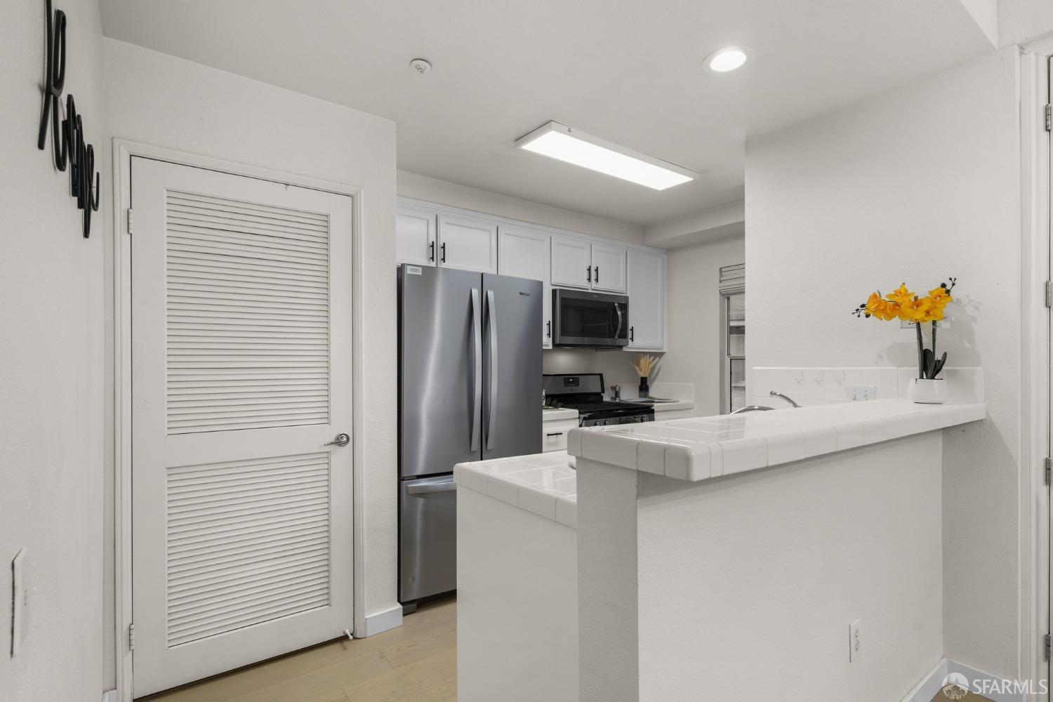 Detail Gallery Image 5 of 35 For 260 Caldecott Ln #113,  Oakland,  CA 94618 - 2 Beds | 2 Baths