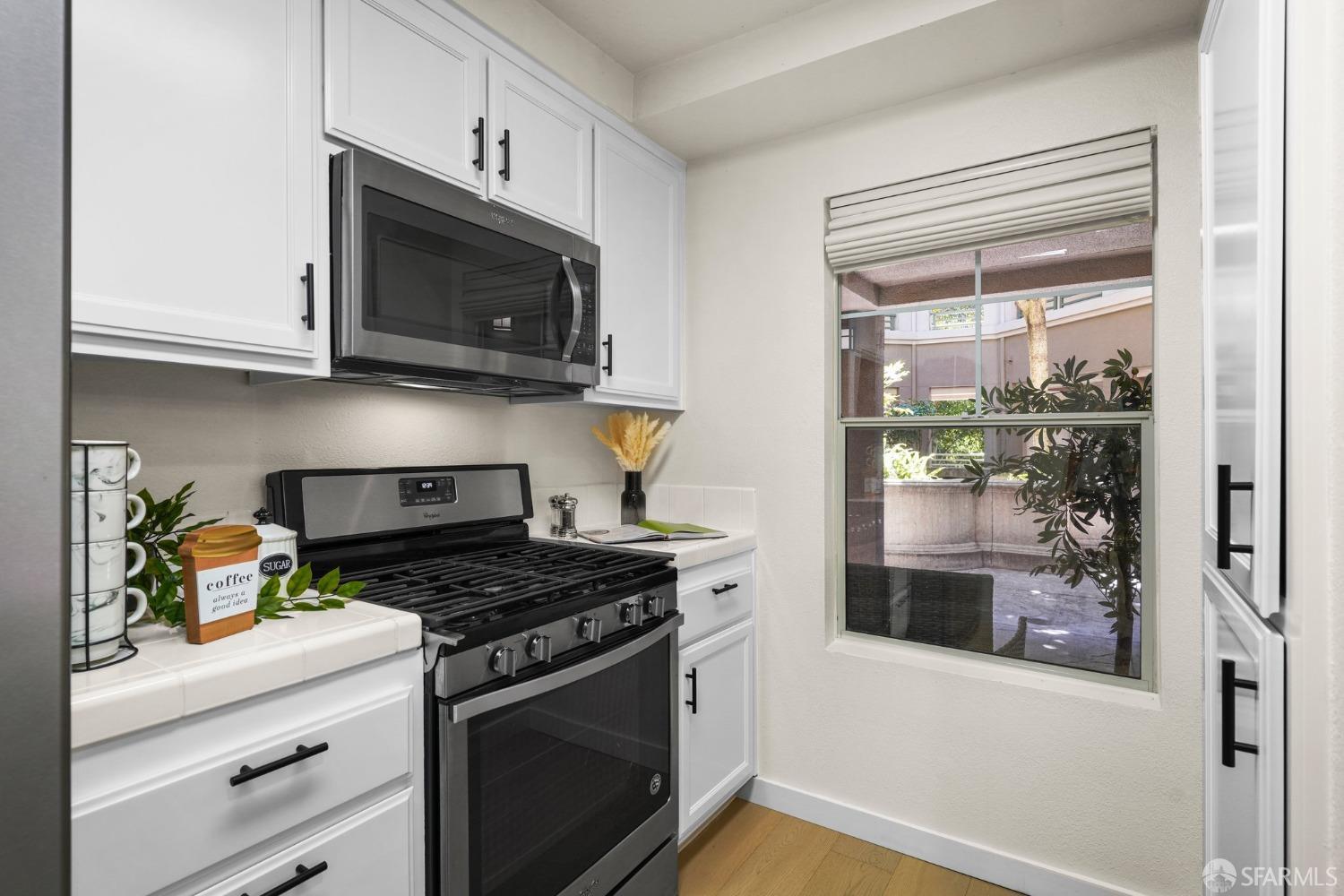 Detail Gallery Image 8 of 35 For 260 Caldecott Ln #113,  Oakland,  CA 94618 - 2 Beds | 2 Baths