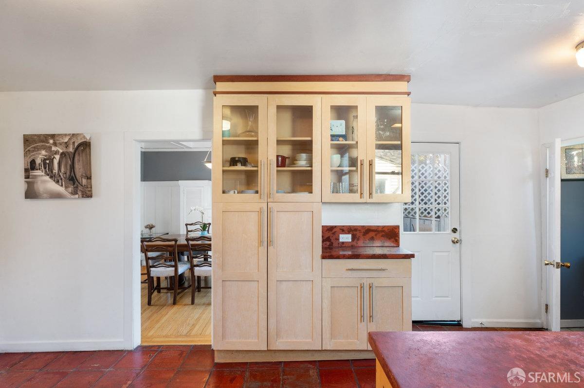 Detail Gallery Image 7 of 34 For 674 Douglass St, San Francisco,  CA 94114 - 4 Beds | 2/1 Baths