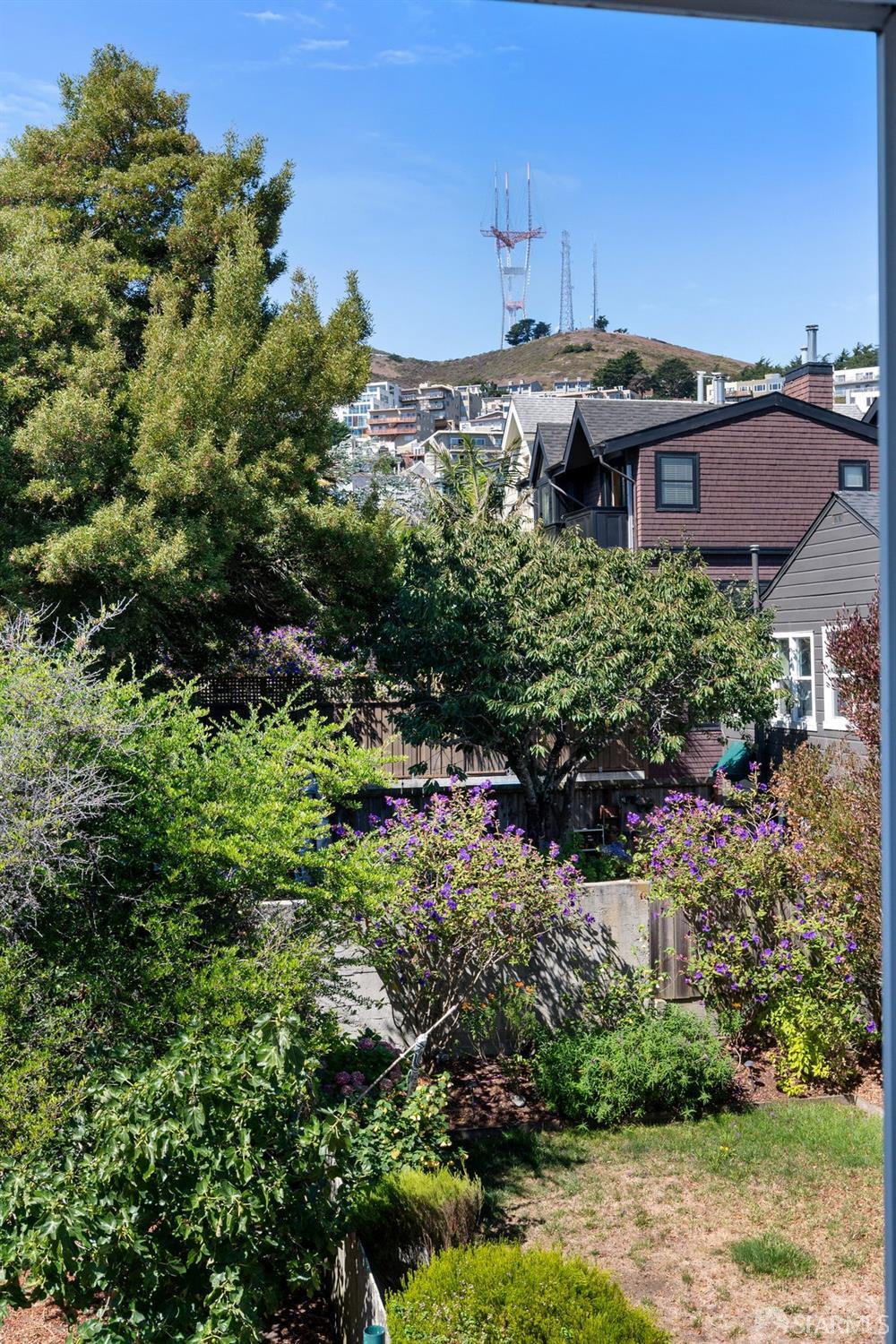 Detail Gallery Image 2 of 34 For 674 Douglass St, San Francisco,  CA 94114 - 4 Beds | 2/1 Baths