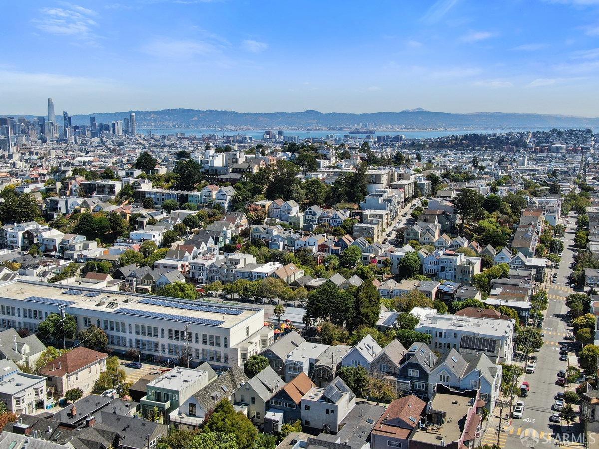 Detail Gallery Image 30 of 34 For 674 Douglass St, San Francisco,  CA 94114 - 4 Beds | 2/1 Baths