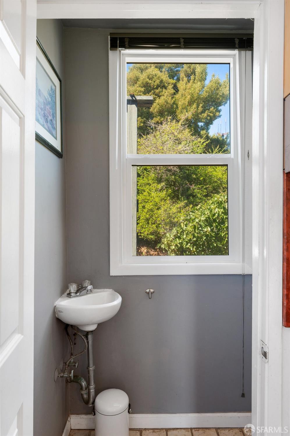 Detail Gallery Image 12 of 34 For 674 Douglass St, San Francisco,  CA 94114 - 4 Beds | 2/1 Baths