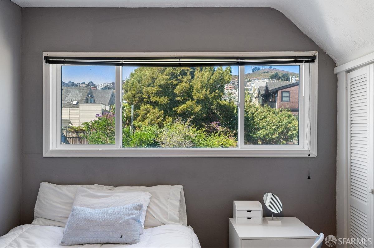 Detail Gallery Image 17 of 34 For 674 Douglass St, San Francisco,  CA 94114 - 4 Beds | 2/1 Baths