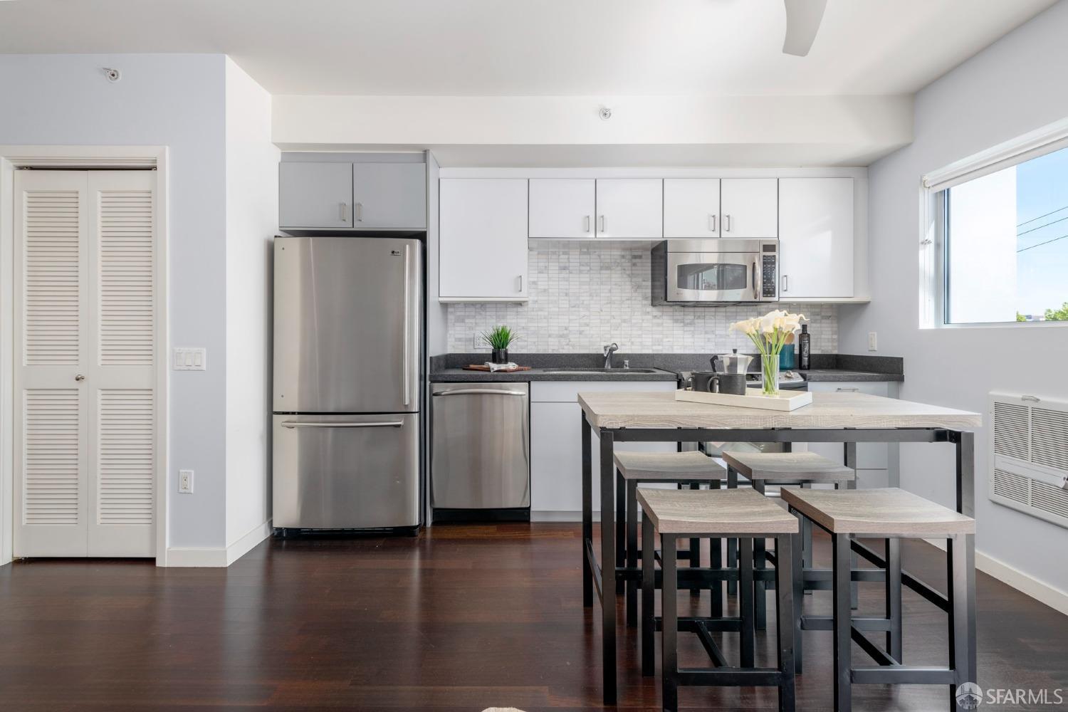 Photo #5: 424063994 Listing 