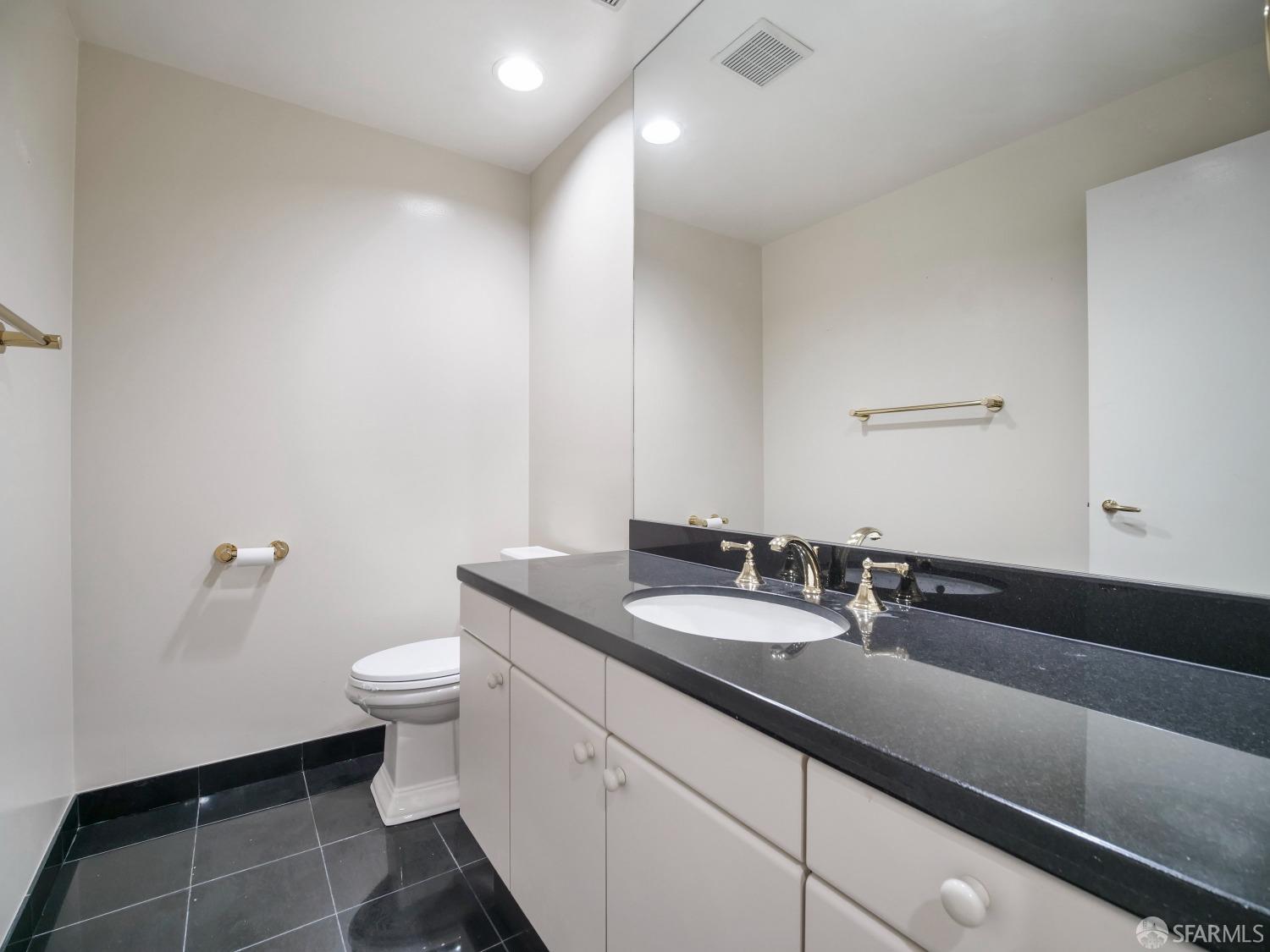 Detail Gallery Image 19 of 43 For 1150 Sacramento St #204,  San Francisco,  CA 94108 - 2 Beds | 2/1 Baths