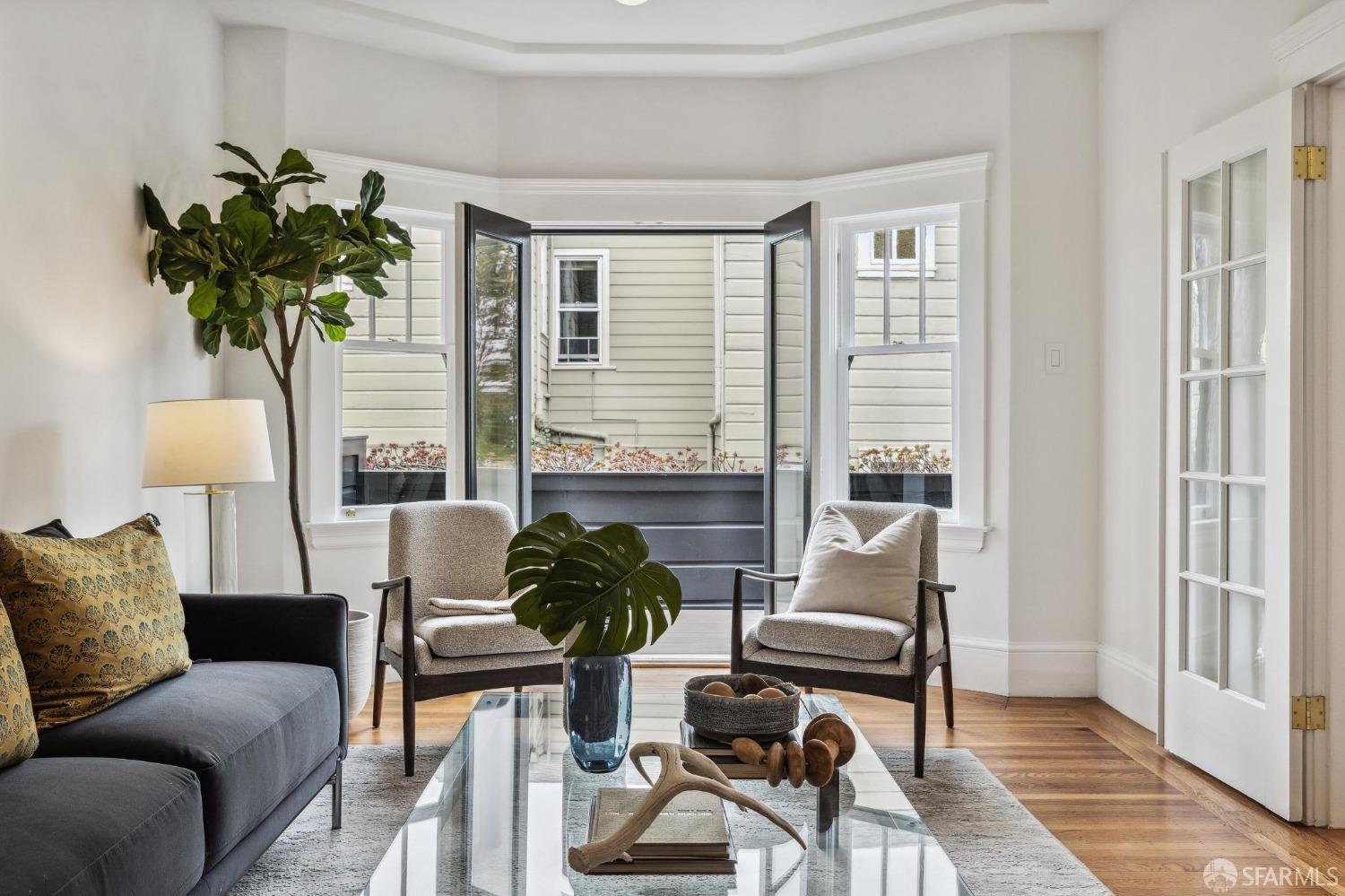 Detail Gallery Image 2 of 31 For 1256 Dolores St #1,  San Francisco,  CA 94110 - 3 Beds | 2 Baths