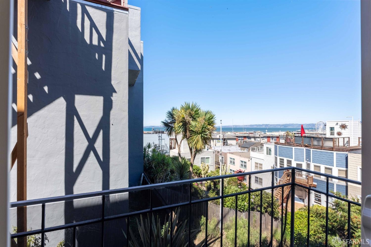 Detail Gallery Image 7 of 48 For 734 Bay St #B,  San Francisco,  CA 94109 - 2 Beds | 2 Baths