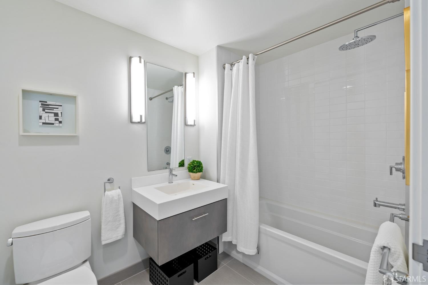 Detail Gallery Image 13 of 19 For 52 Innes Ct #403,  San Francisco,  CA 94124 - 3 Beds | 2 Baths