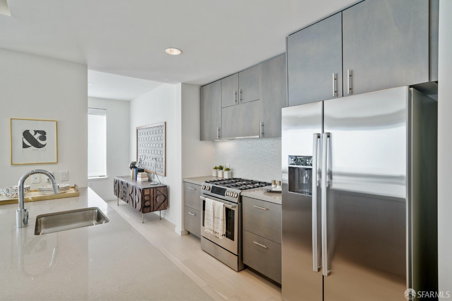 Detail Gallery Image 7 of 19 For 52 Innes Ct #403,  San Francisco,  CA 94124 - 3 Beds | 2 Baths