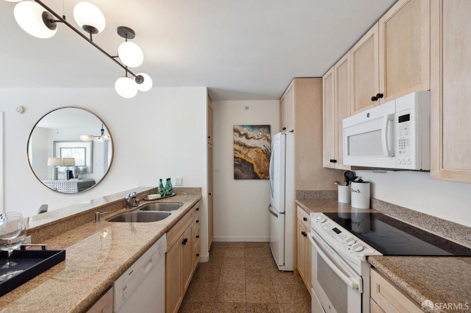 Detail Gallery Image 4 of 42 For 1483 Sutter St #418,  San Francisco,  CA 94109 - 2 Beds | 2 Baths