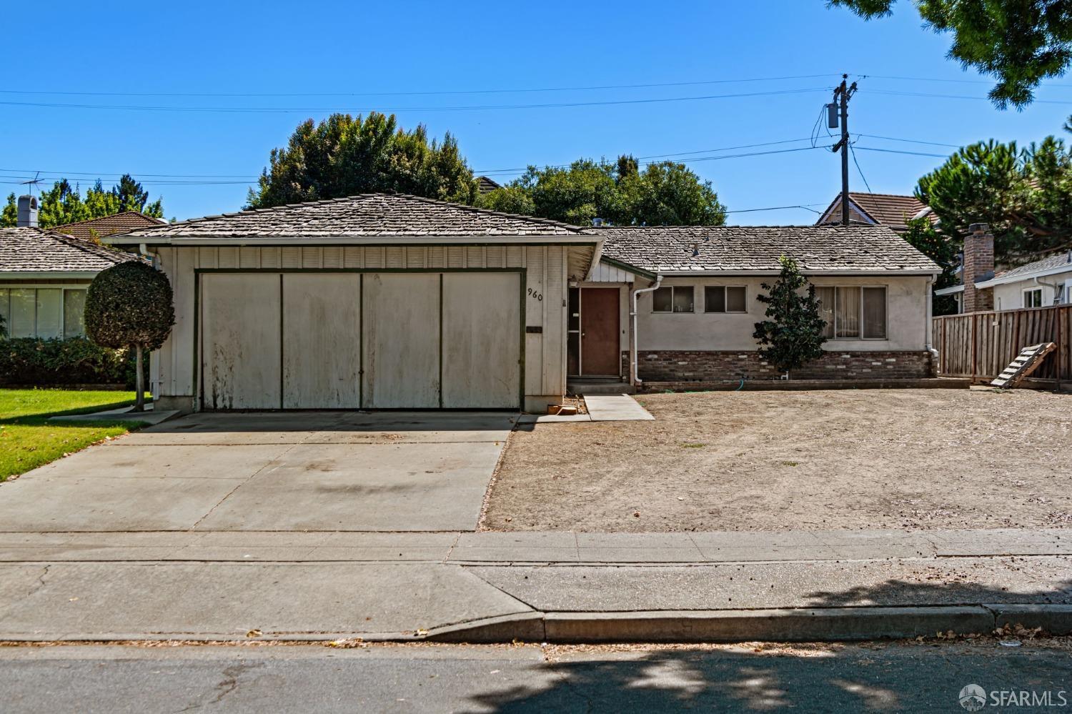 Detail Gallery Image 2 of 38 For 960 Heatherstone Ave, Sunnyvale,  CA 94087 - 3 Beds | 2 Baths