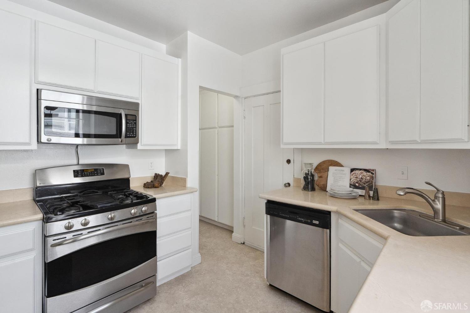 Detail Gallery Image 8 of 16 For 1855 Sacramento St #7,  San Francisco,  CA 94109 - 1 Beds | 1 Baths