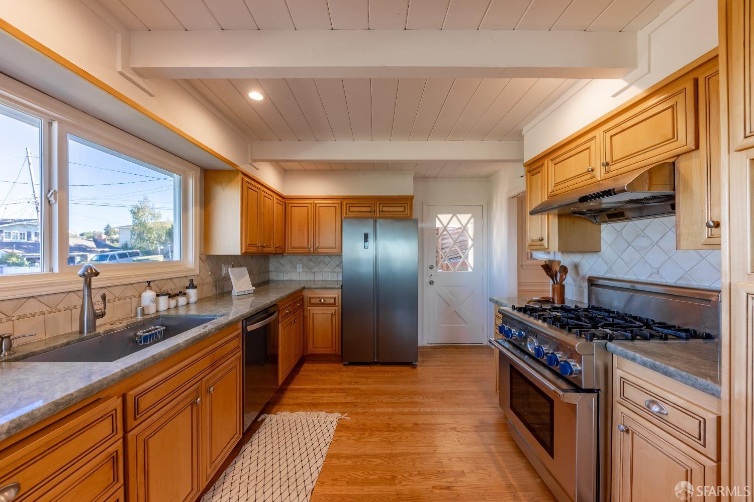 Detail Gallery Image 5 of 45 For 10 Granite Ct, San Carlos,  CA 94070 - 3 Beds | 2 Baths