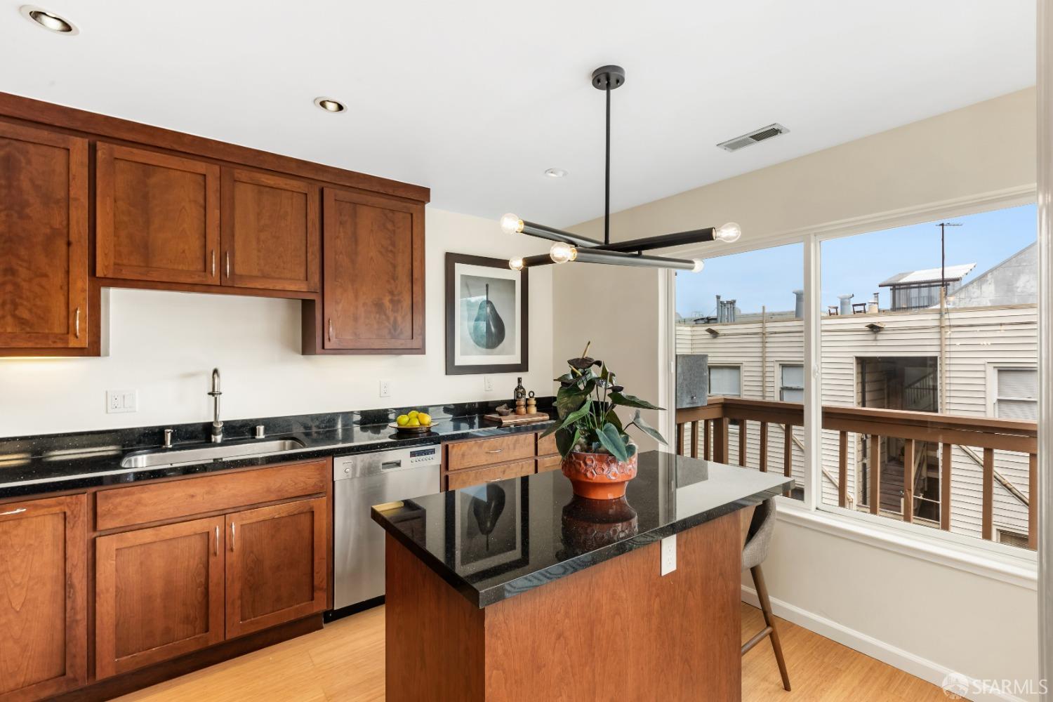 Detail Gallery Image 8 of 42 For 470 Fillmore St #3,  San Francisco,  CA 94117 - 2 Beds | 2 Baths