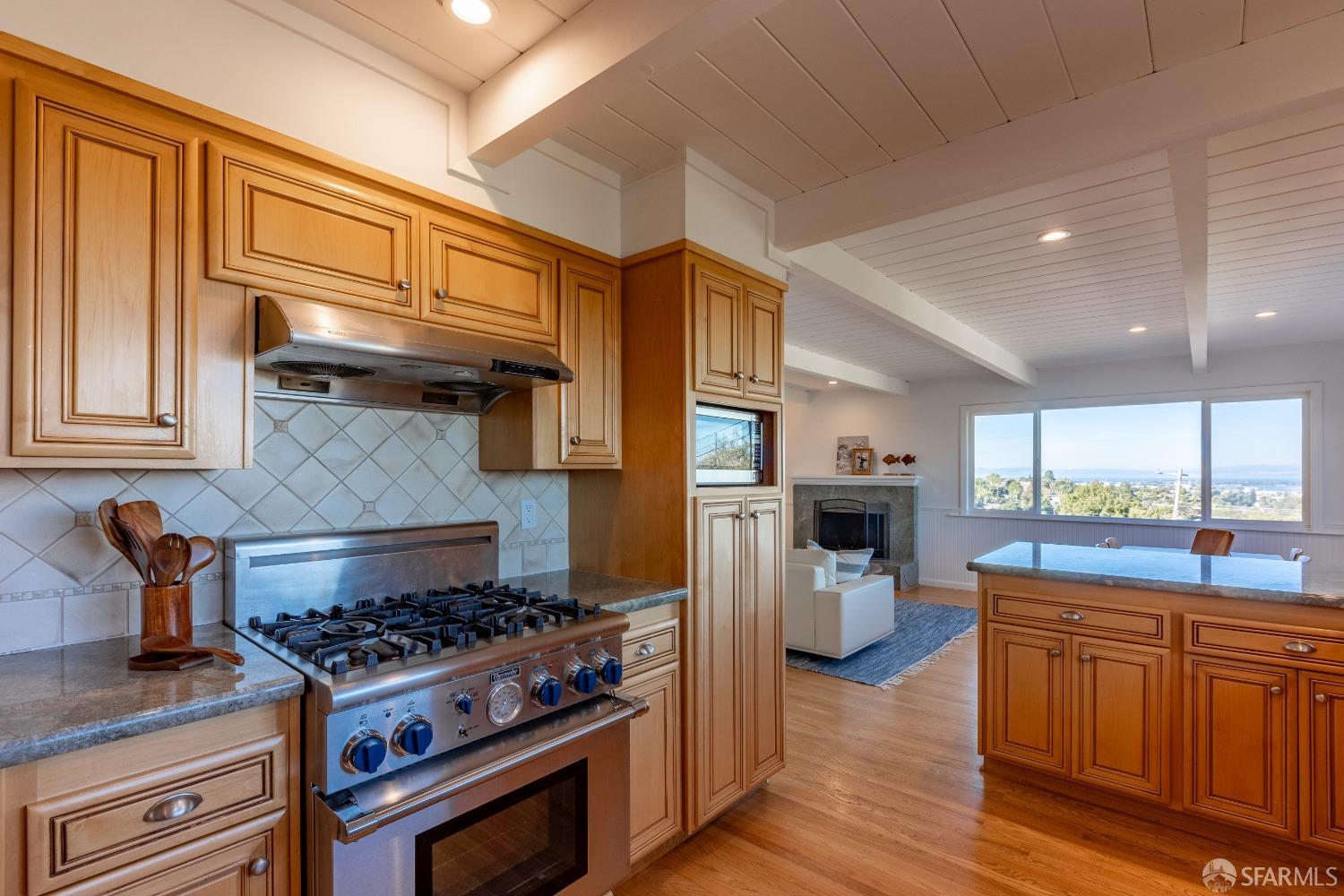 Detail Gallery Image 4 of 45 For 10 Granite Ct, San Carlos,  CA 94070 - 3 Beds | 2 Baths