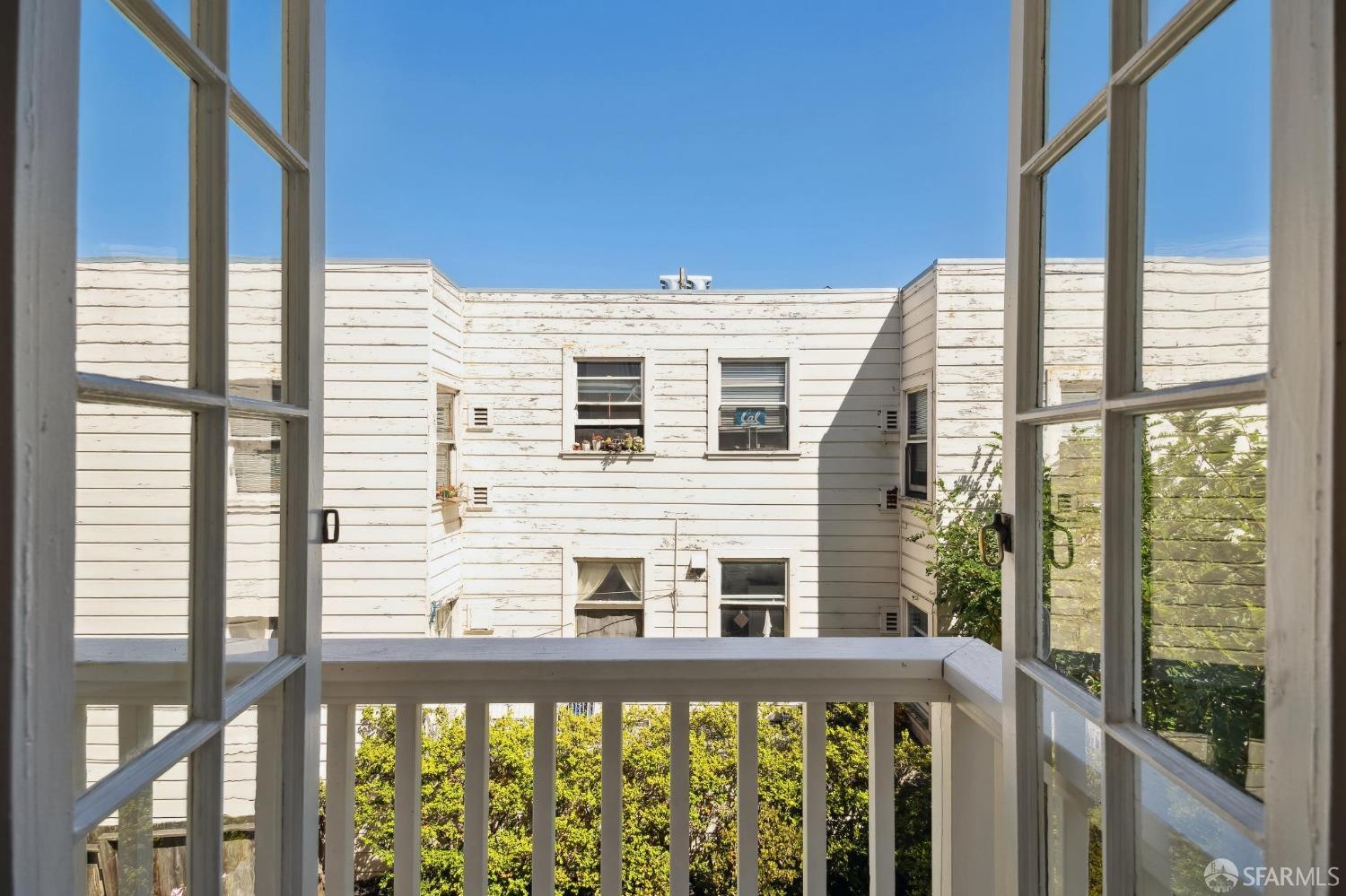 Detail Gallery Image 25 of 34 For 16 Ashbury St, San Francisco,  CA 94117 - 3 Beds | 1 Baths