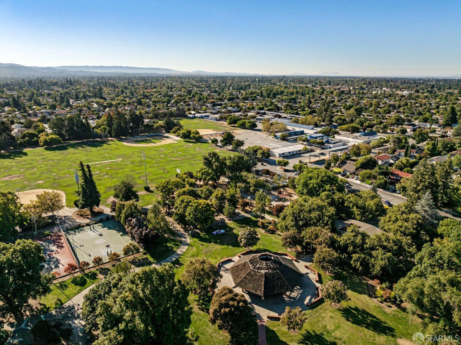 Detail Gallery Image 27 of 38 For 960 Heatherstone Ave, Sunnyvale,  CA 94087 - 3 Beds | 2 Baths