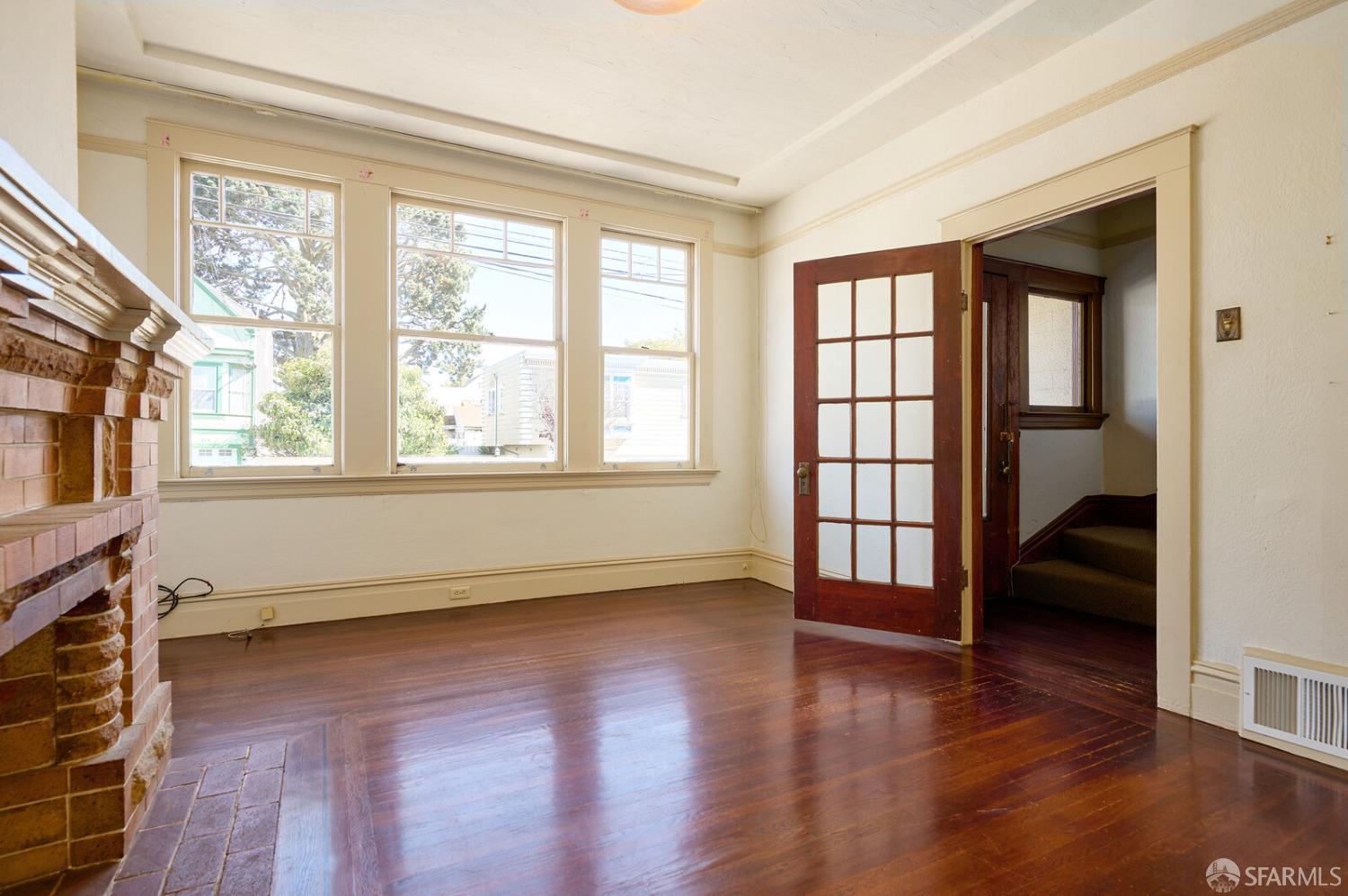 Detail Gallery Image 3 of 14 For 382 Lisbon St, San Francisco,  CA 94112 - 3 Beds | 2 Baths