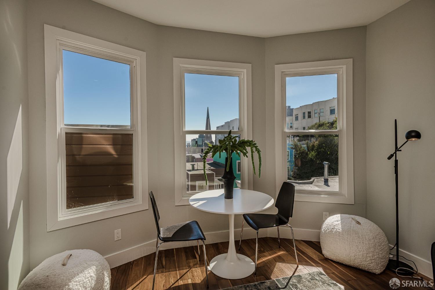 Detail Gallery Image 7 of 26 For 1554 Jones St, San Francisco,  CA 94109 - 2 Beds | 2 Baths