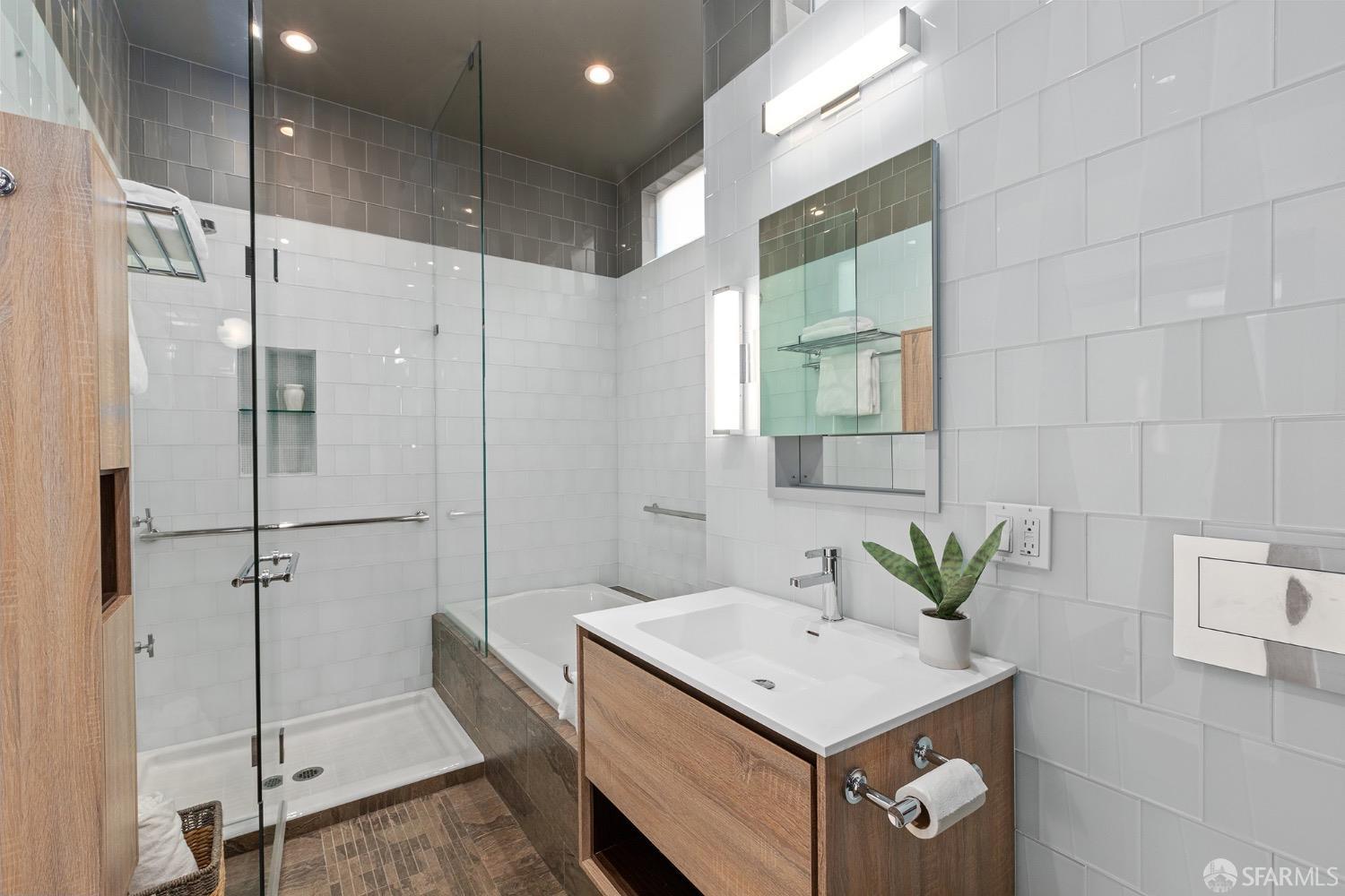 Detail Gallery Image 7 of 72 For 1230 7th Ave, San Francisco,  CA 94122 - 2 Beds | 2/1 Baths