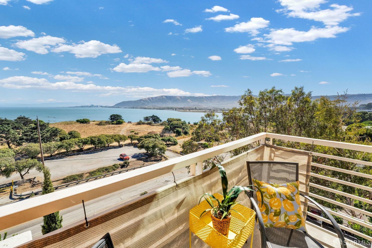 Detail Gallery Image 2 of 50 For 301 Crescent Ct #3209,  San Francisco,  CA 94134 - 3 Beds | 2 Baths