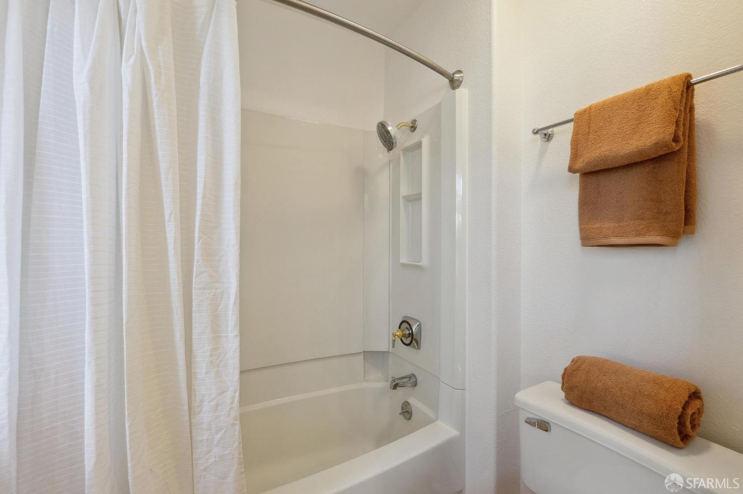 Detail Gallery Image 33 of 44 For 6 Outlook Cir, Pacifica,  CA 94044 - 3 Beds | 2 Baths