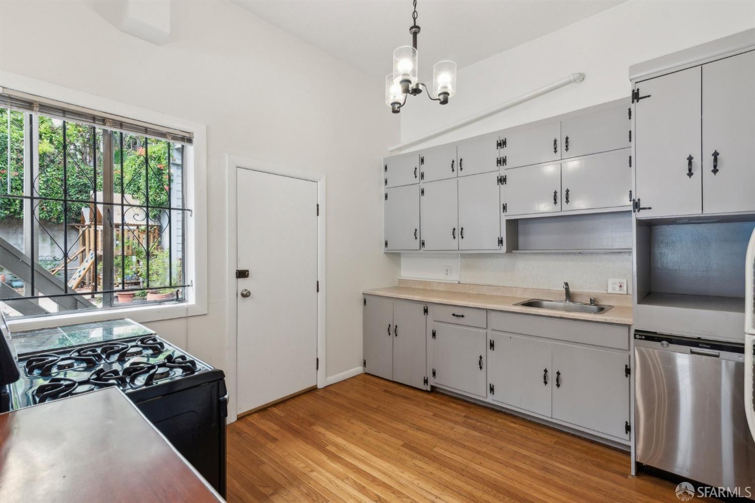 Detail Gallery Image 15 of 30 For 1021 Divisadero St, San Francisco,  CA 94117 - 3 Beds | 2/1 Baths