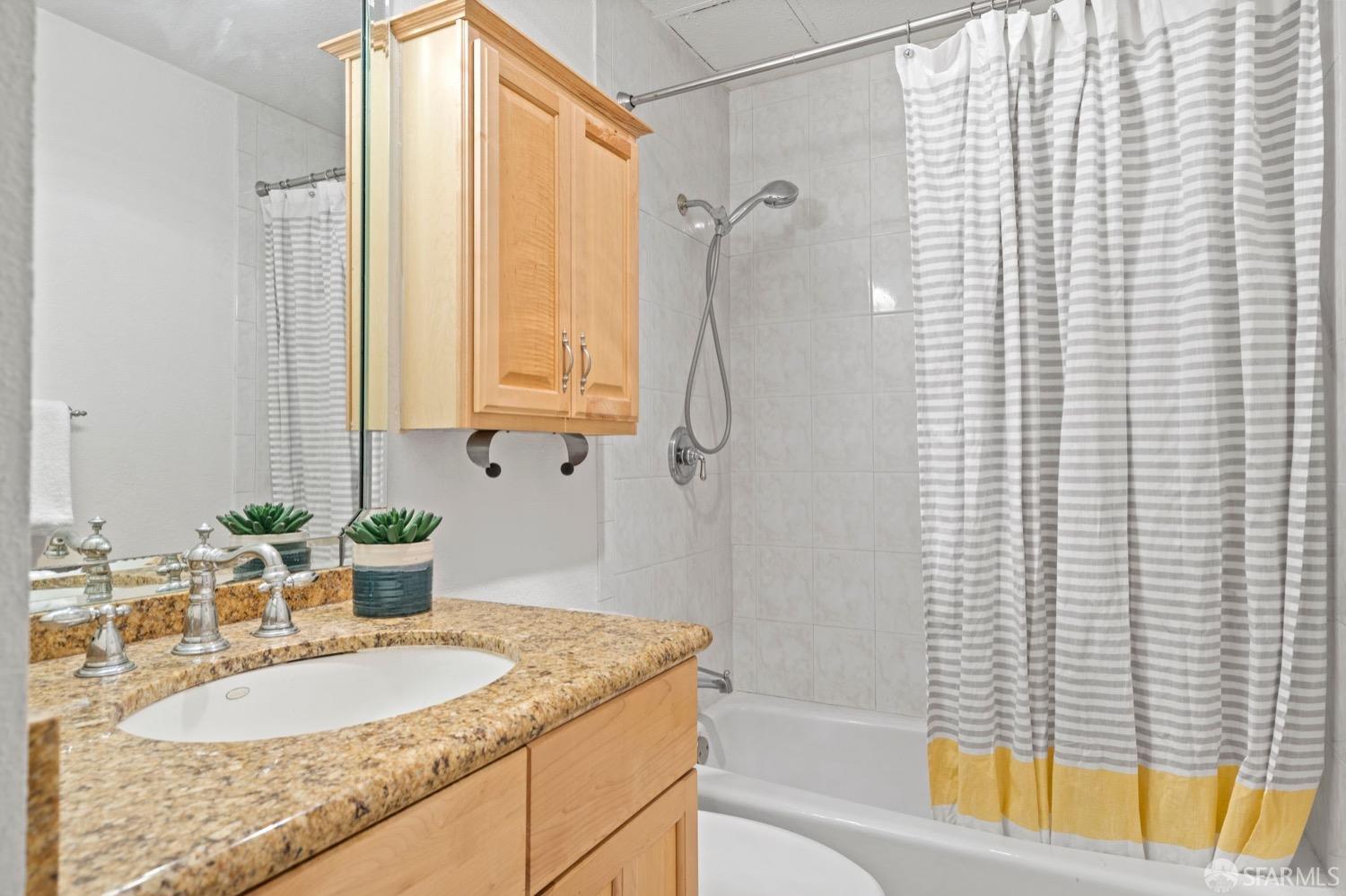 Detail Gallery Image 12 of 23 For 466 Crescent St #114,  Oakland,  CA 94610 - 3 Beds | 2 Baths