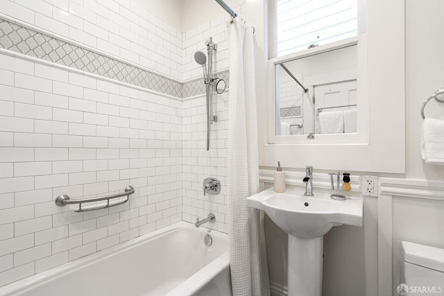 Detail Gallery Image 26 of 37 For 768 Church St #2,  San Francisco,  CA 94114 - 2 Beds | 1 Baths