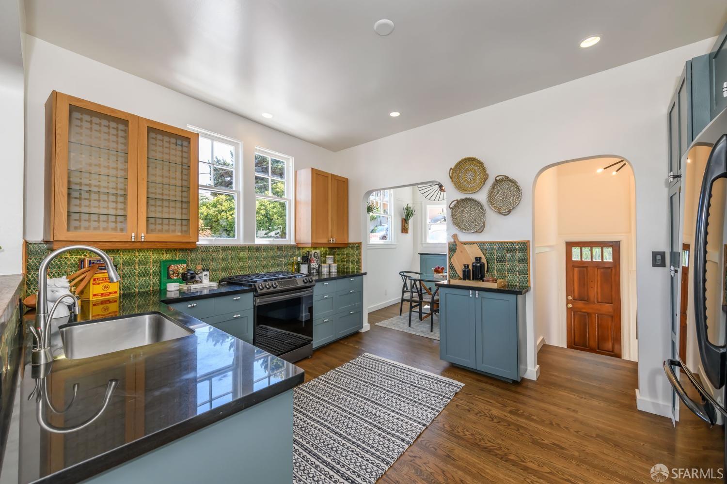 Detail Gallery Image 9 of 32 For 171 Caselli St, San Francisco,  CA 94114 - 4 Beds | 2 Baths