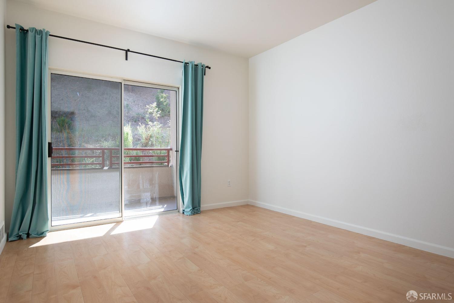 Detail Gallery Image 7 of 13 For 240 Caldecott Ln #108,  Oakland,  CA 94618 - 2 Beds | 2 Baths