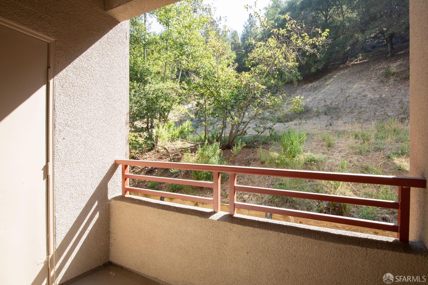 Detail Gallery Image 9 of 13 For 240 Caldecott Ln #108,  Oakland,  CA 94618 - 2 Beds | 2 Baths