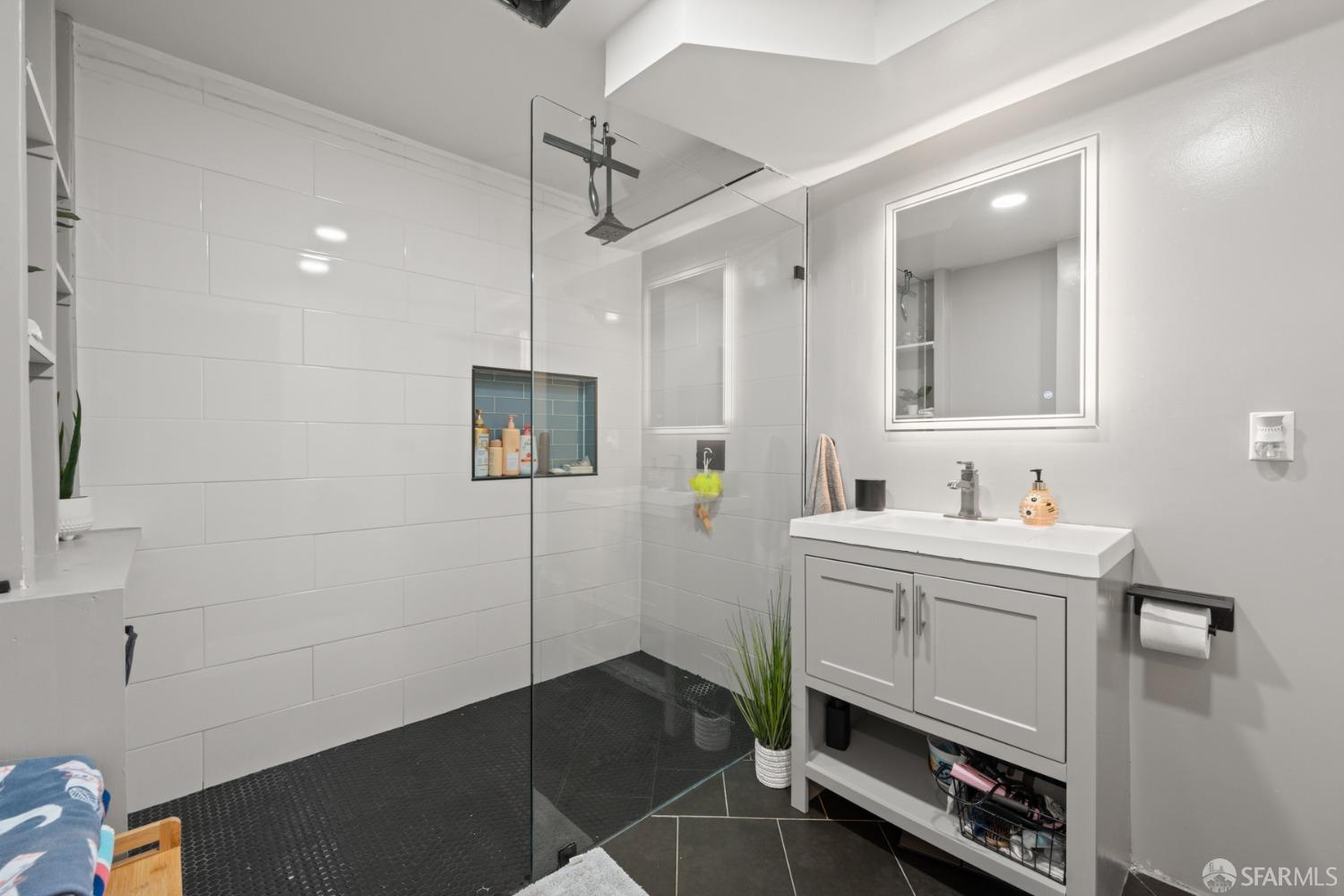 Detail Gallery Image 19 of 64 For 447 Justin Dr, San Francisco,  CA 94112 - 6 Beds | 2/2 Baths