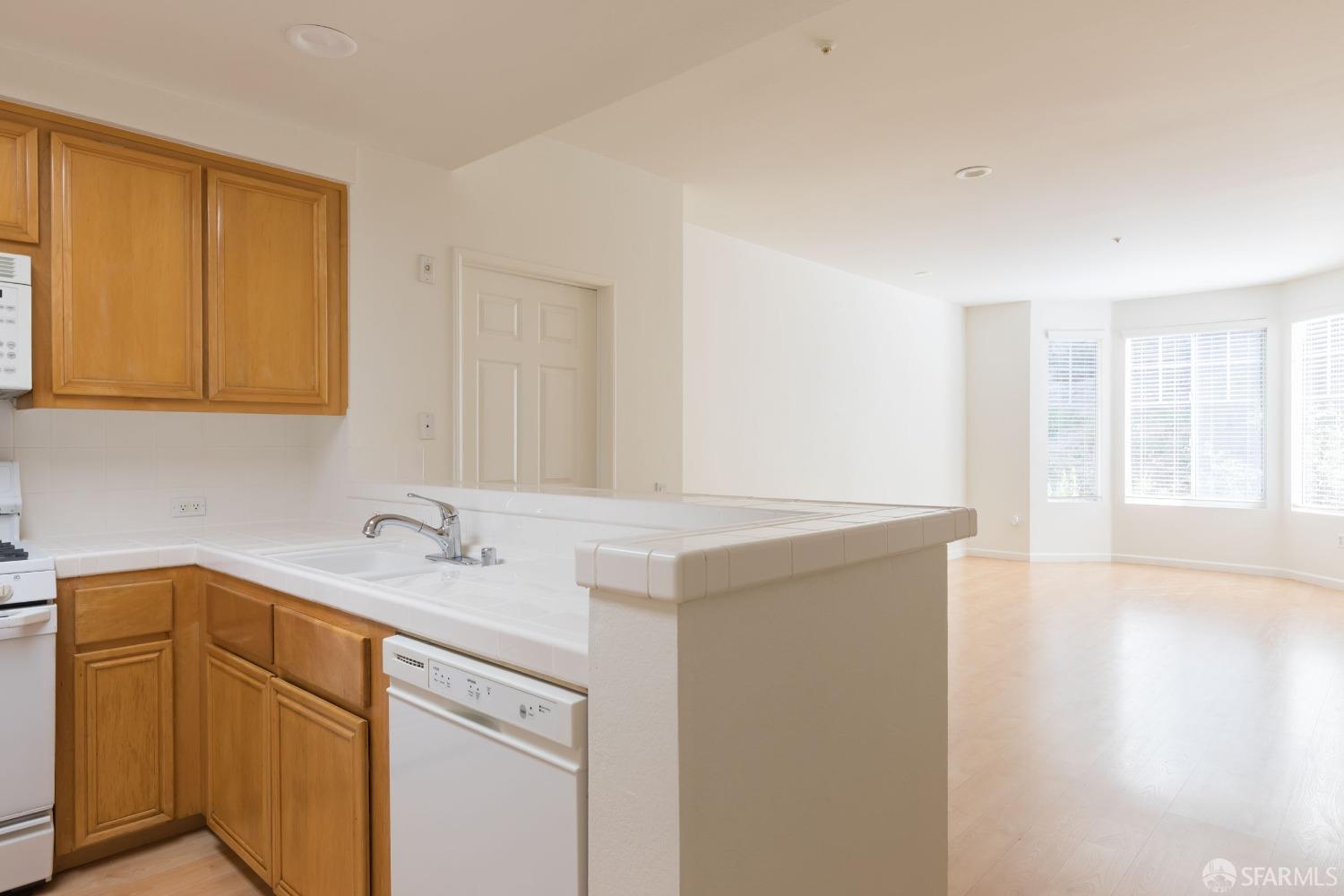 Detail Gallery Image 5 of 13 For 240 Caldecott Ln #108,  Oakland,  CA 94618 - 2 Beds | 2 Baths