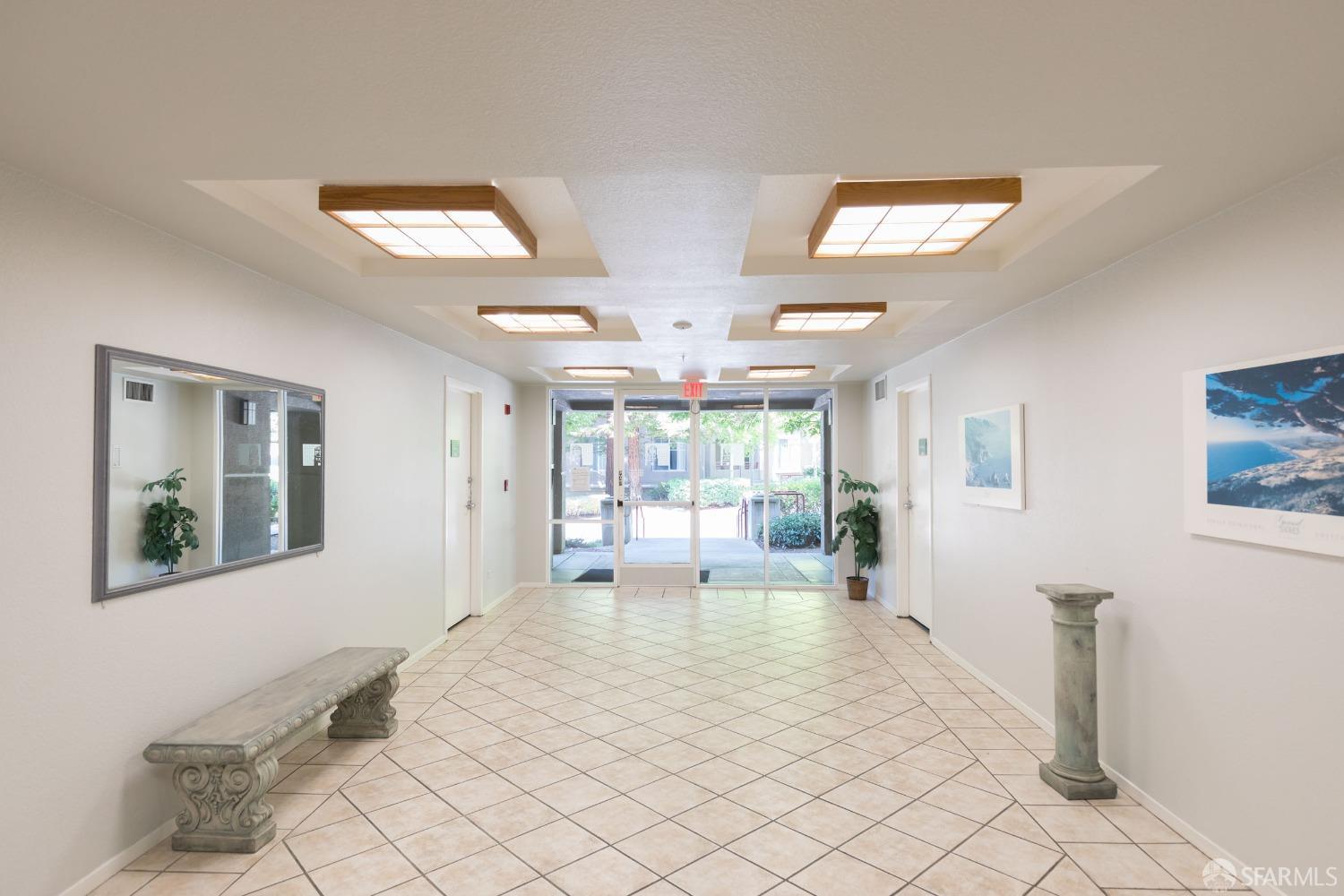 Detail Gallery Image 2 of 13 For 240 Caldecott Ln #108,  Oakland,  CA 94618 - 2 Beds | 2 Baths