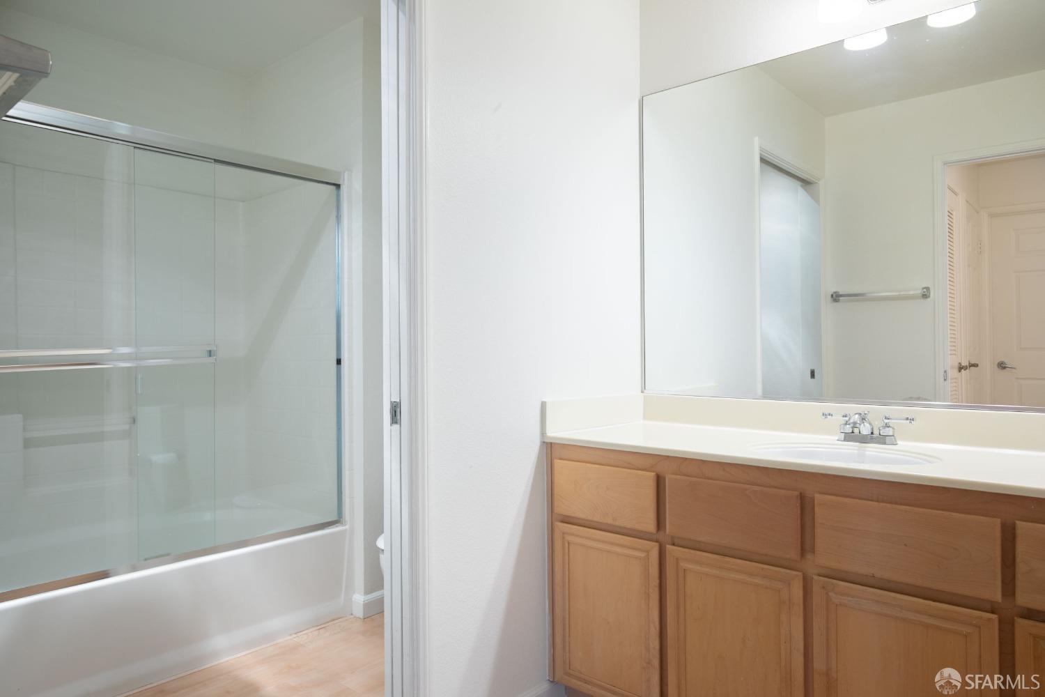 Detail Gallery Image 8 of 13 For 240 Caldecott Ln #108,  Oakland,  CA 94618 - 2 Beds | 2 Baths