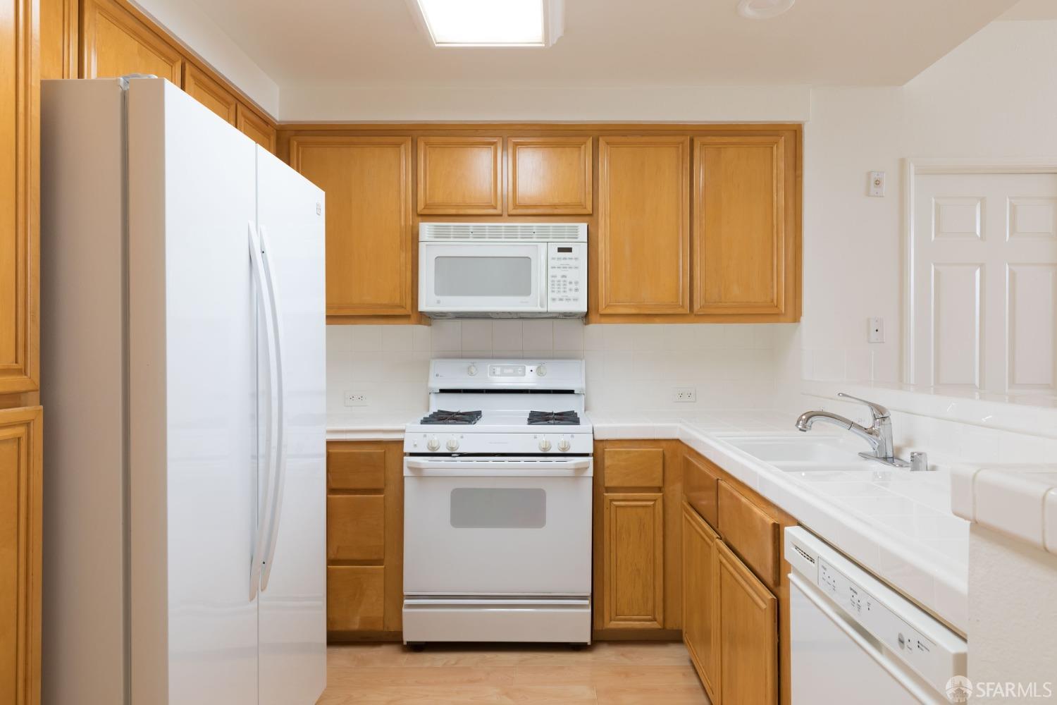 Detail Gallery Image 6 of 13 For 240 Caldecott Ln #108,  Oakland,  CA 94618 - 2 Beds | 2 Baths