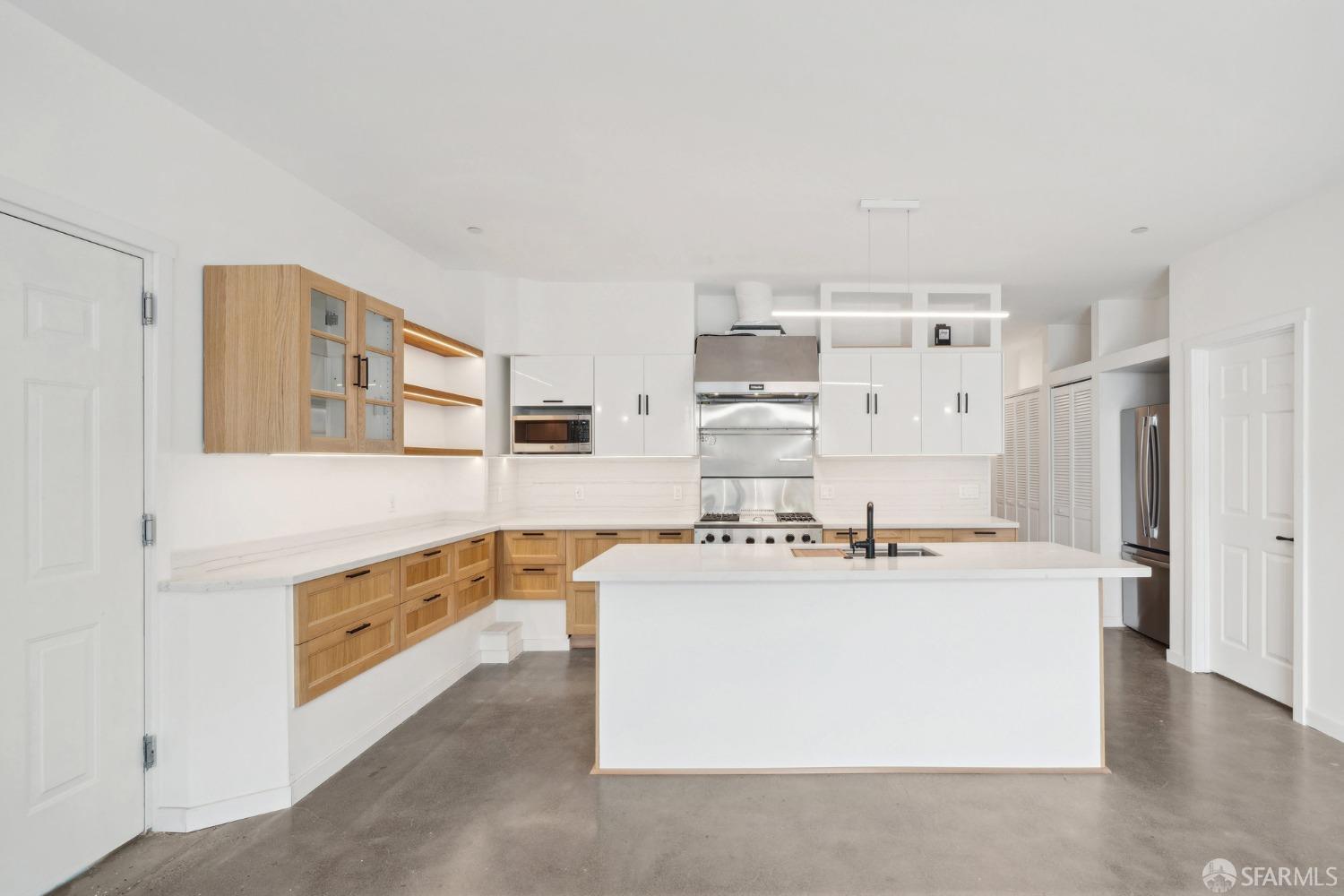 Detail Gallery Image 5 of 24 For 760 14th St #B,  San Francisco,  CA 94114 - 2 Beds | 2 Baths