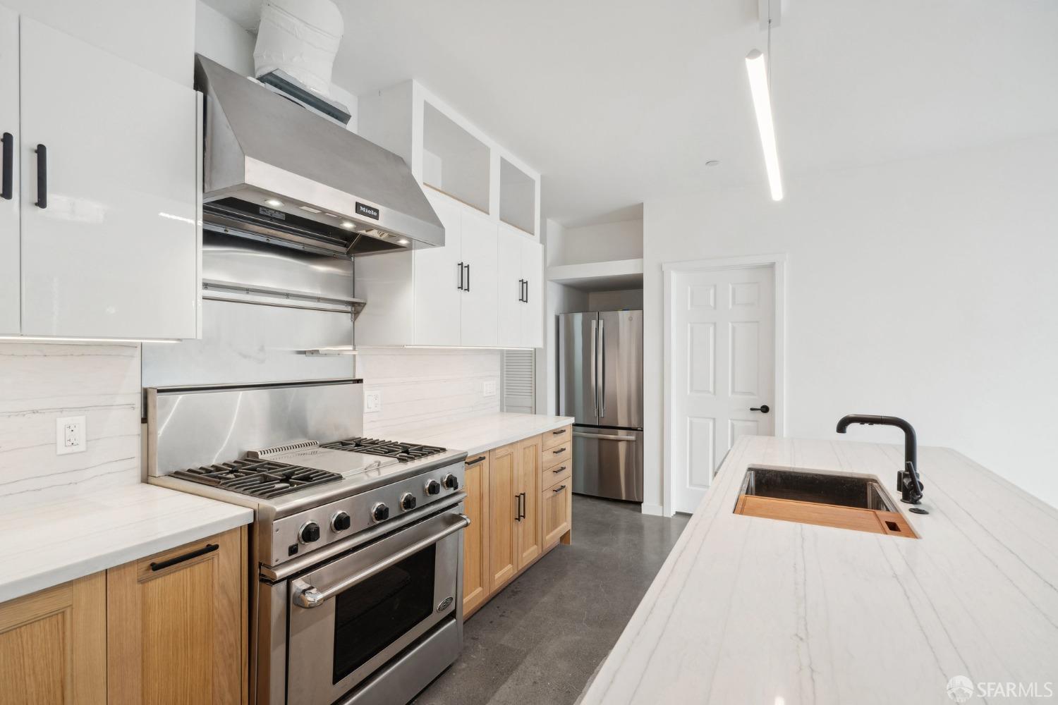 Detail Gallery Image 1 of 24 For 760 14th St #B,  San Francisco,  CA 94114 - 2 Beds | 2 Baths