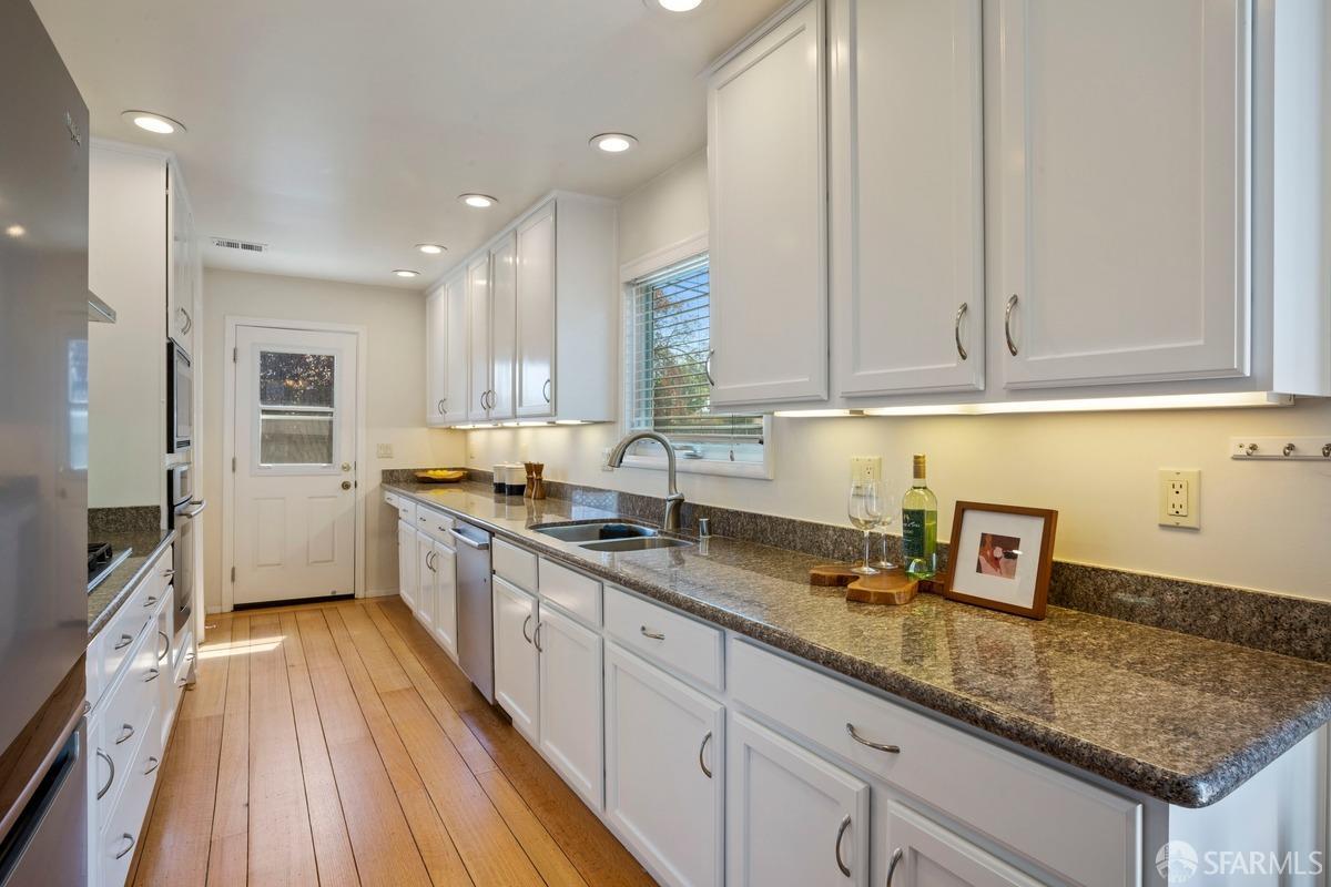 Detail Gallery Image 9 of 26 For 2200 Kehoe Ave, San Mateo,  CA 94403 - 3 Beds | 2 Baths